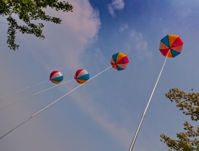 《彩球牵线向晴空》