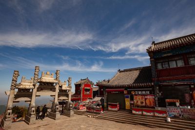 《岱顶天街，云漫古坊》
