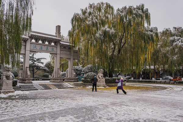 湖畔雪后留影