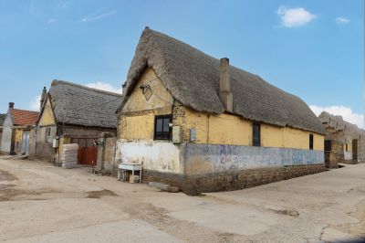 巍巍村海草房。