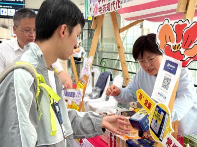 五一市集进机场 旅游经济谱新章2