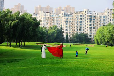 闹市区的高尔夫球场对市民开放了（1）