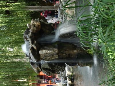 月牙飞瀑迎佳节