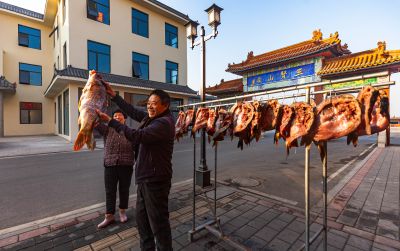 《笑挂鱼鲜暖冬阳》