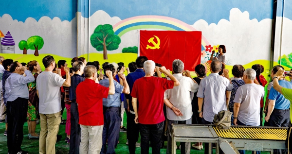 《坚守初心》