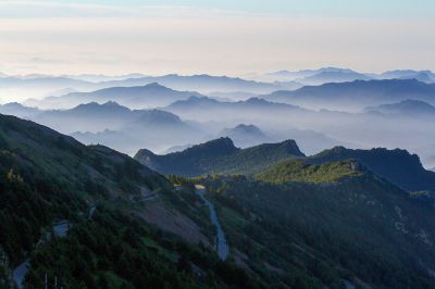 《云海千山揽盛景》