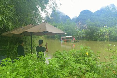 船在水中走  人在画中游 （对山歌）