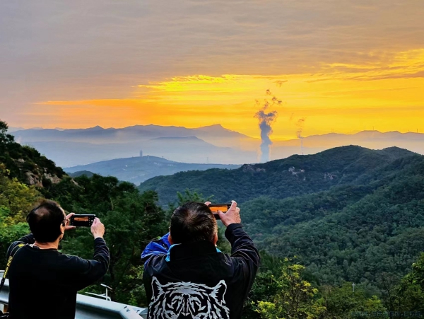 遥望博山日出