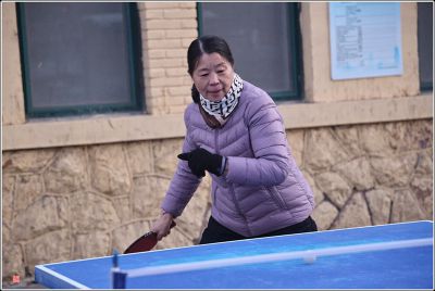 打乒乓球的女人