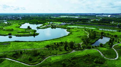 《翠野环碧水》