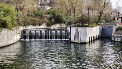东护城河船闸