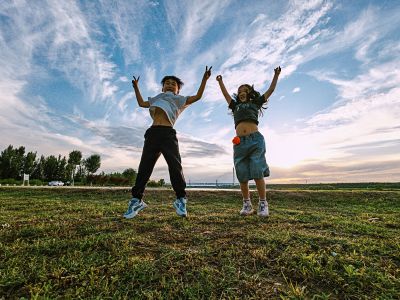 黄河边锻炼的孩子