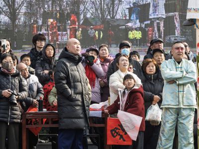 看高跷演出的人们