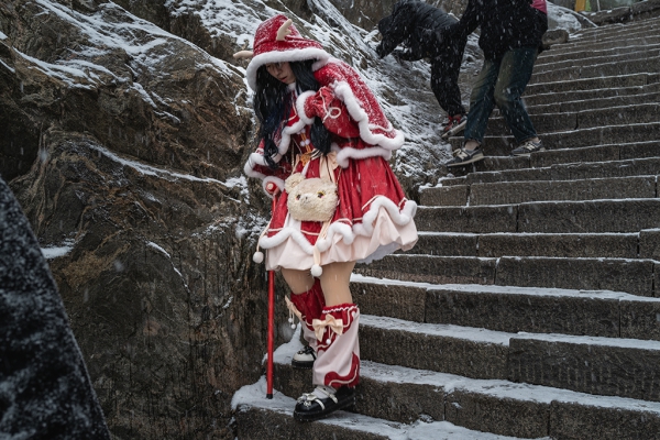 靓女飞雪下山