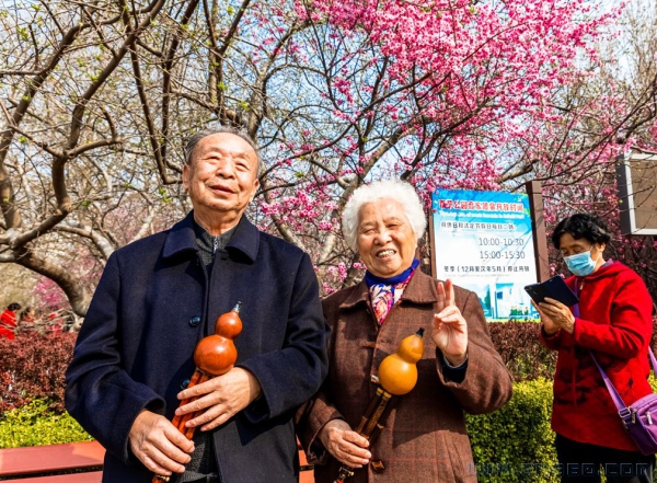 《金婚老人见证盛世》
