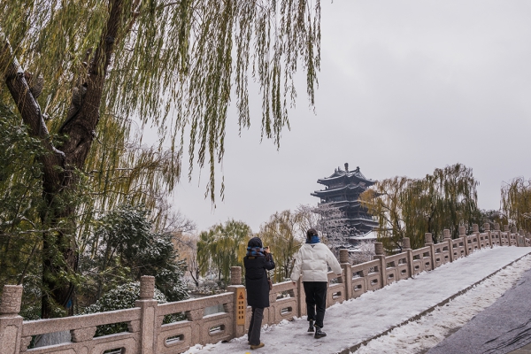 大明湖畔赏雪