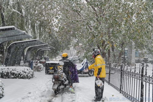 风雪送餐人