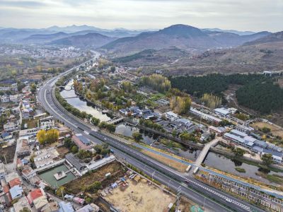 巨龙腾飞绕山峦