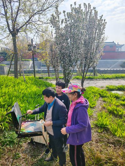 《花下研习丹青》