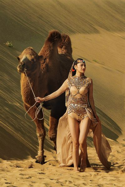 美女与骆驼