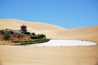 鸣沙山月牙泉
