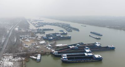 《雾岸舟排航运忙》