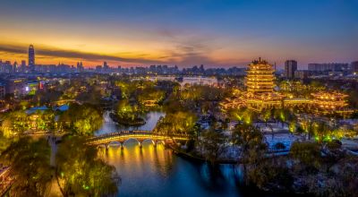 超然楼畔月，明湖夜流光。