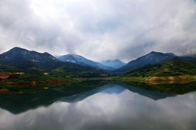《云山映碧水》