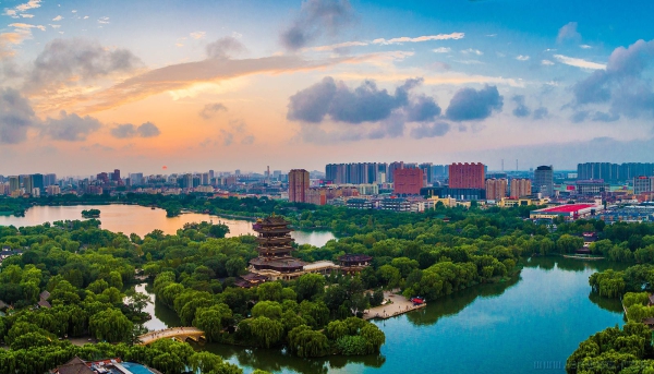 落日下的济南大明湖