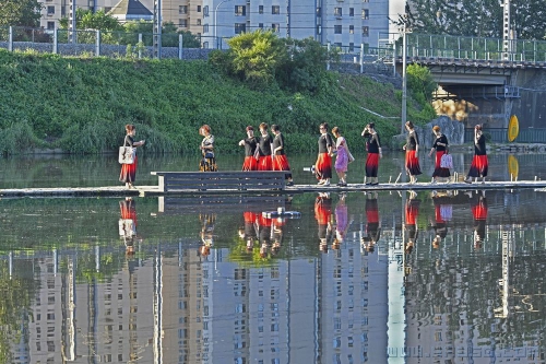 山绕平湖波撼城，湖光倒影浸山青