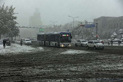 向暴雪中的公交司机致敬！