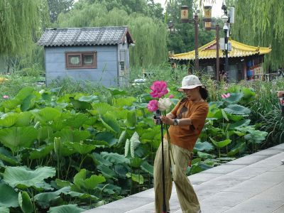 买了荷花，来个自拍