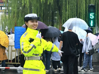 雨中女交警  （4）