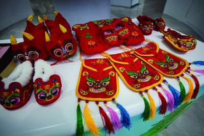 《彩饰虎头绣品》