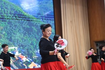 滕州市樱花苑社区重阳节演出-扇子舞-2