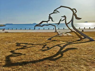 天 生 我 材 必 有 用 ， 千 金 散 尽 还 复 来 。