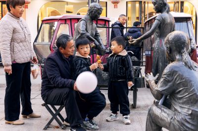 爷孙的快乐时光。