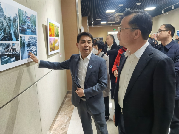 范长国主席陪省领导观展