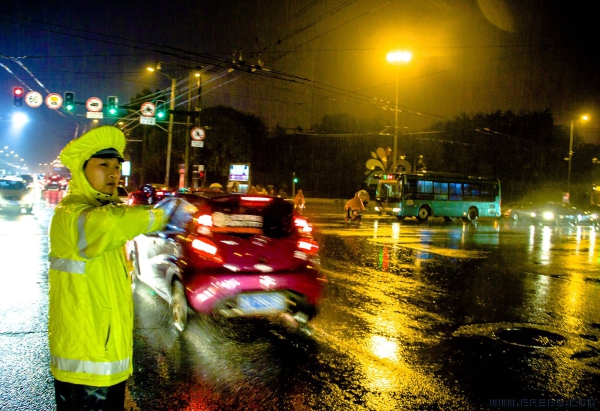 《雨夜坚守》