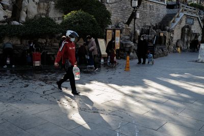 黑虎泉畔打水人