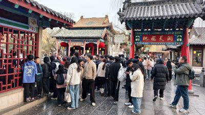 趵突泉畔