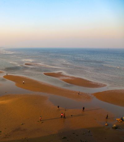 《海畔踏沙行》