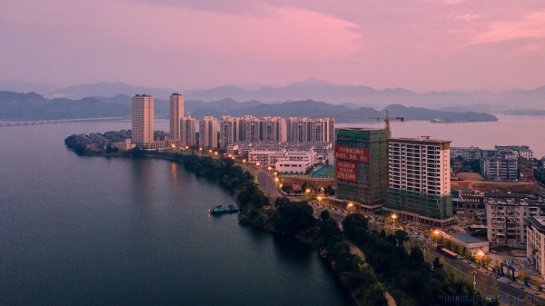 《湖中城》