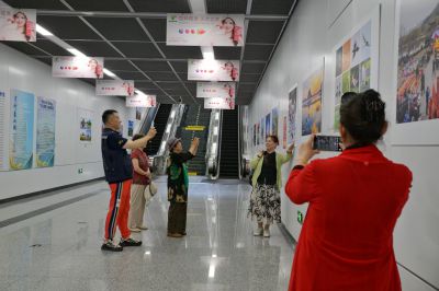 “华山四季”摄影展走进济南地铁4号线7