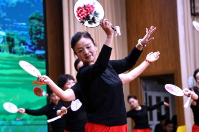 滕州市樱花苑社区重阳节演出——扇子舞——6