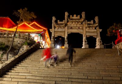 《登东岳泰山，览天街古今》