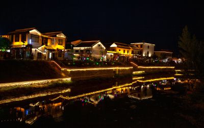 《水岸流光，古镇夜色》