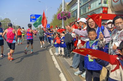 洪流奋进  呐喊助威