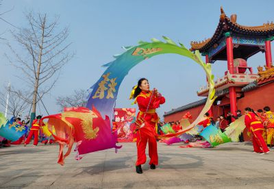 《彩龙飞舞闹新春》