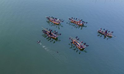 《群舟鸬鹚捕鱼》